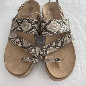Bella Vita NWOT SNAKE Skin print/ design flat toe strap sandal